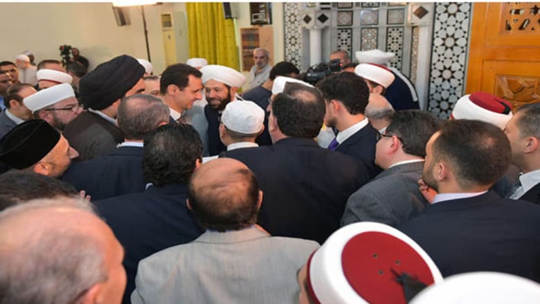 بشار الأسد يؤدي صلاة العيد في أحد مساجد دمشق