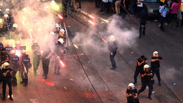 بالصور.. اشتباكات بين الأمن ومتظاهرين في اسطنبول بعد تفجير سوروج