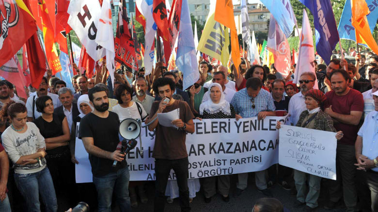 بالصور.. اشتباكات بين الأمن ومتظاهرين في اسطنبول بعد تفجير سوروج