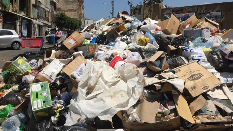 بيروت تغرق في جبال من "الزبالة".."كارثة" بيئية من دون أفق
