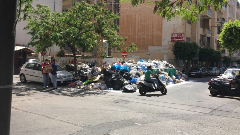 بيروت تغرق في جبال من "الزبالة".."كارثة" بيئية من دون أفق