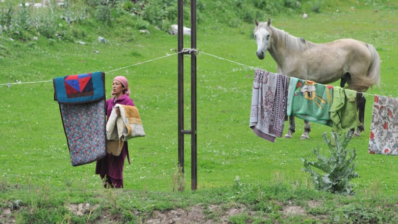 قرغيزستان.. عندما تختلط الألوان القوية بالحياة البسيطة