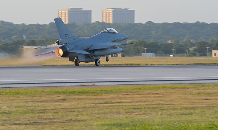 طائرة F-16 تقلع من قاعدة فورت ورث- بولاية تكساس متوجهة إلى مصر