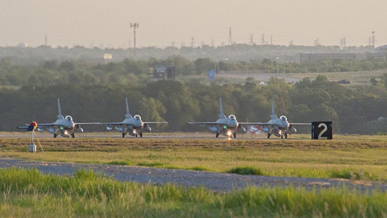 طائرات F-16 تستعد لمغادرة قاعدة فورت ورث- بولاية تكساس متوجهة إلى مصر