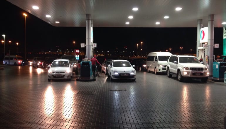 الازدحام على محطات الوقود في دبي قبيل رفع الأسعار