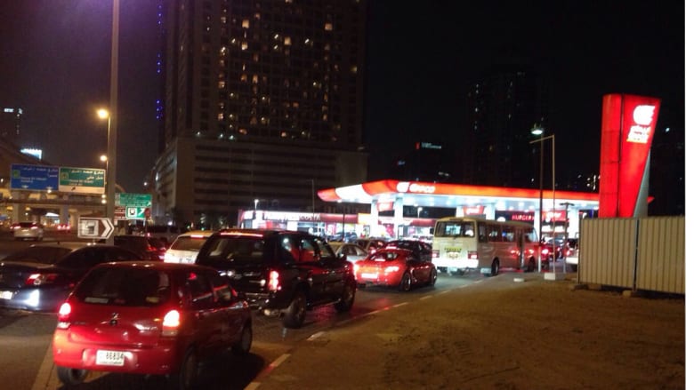 الازدحام على محطات الوقود في دبي قبيل رفع الأسعار