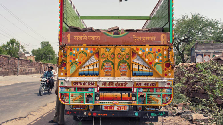 سائقو الشاحنات في الهند يتفننون بتزيينها