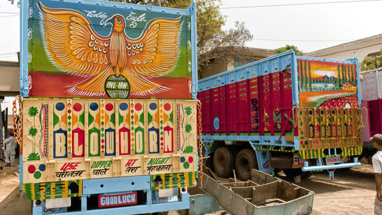 سائقو الشاحنات في الهند يتفننون بتزيينها
