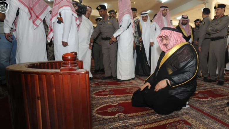 بالفيديو.. ولي العهد السعودي يصلي في "الطوارئ".. ويتوعد كل من يحاول العبث بأمن المملكة