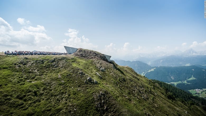 لعشاق تسلق الجبال... شاهد هذا المتحف المعلق على قمة جبال الألب الإيطالية 