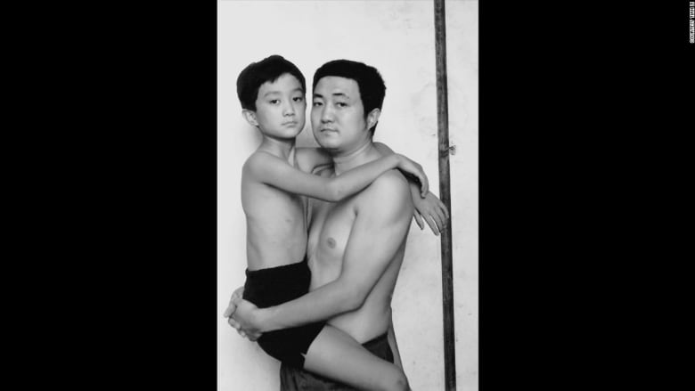 أب وابنه يلتقطان 30 صورة في 30 عاماً.. فماذا أظهرت آخر صورة؟
