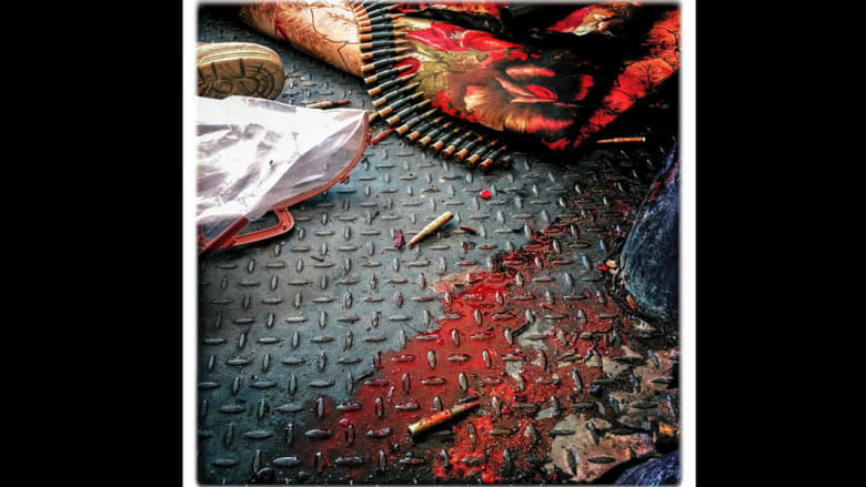 من دماء القتلى إلى جثة القذافي.. مصور أمريكي عاش الموت والحياة بليبيا يخلّد بعدسته أبرز لحظات الثورة