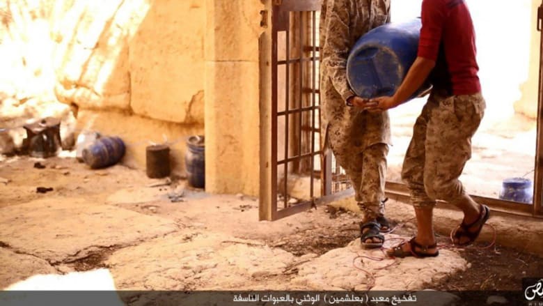 بالصور.. داعش ينشر لقطات لعمليات تفخيخ وتفجير معبد بعلشمين "الوثني" في تدمر
