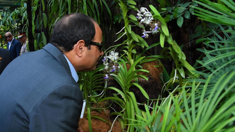 بالصور.. السيسي يتجول في حديقة نباتات سنغافورة ويحصل على زهرة باسمه