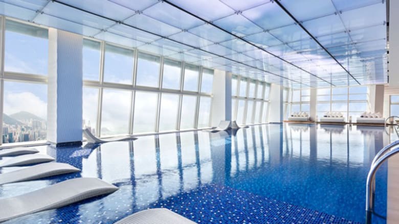 أعلاها يقع في الطابق الـ118..هذه أجمل حمامات السباحة في هونغ كونغ