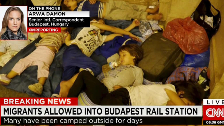 بالصور: مئات اللاجئين السوريين يتدفقون على محطة قطار بودابست بعد إغلاقها أمامهم لأيام