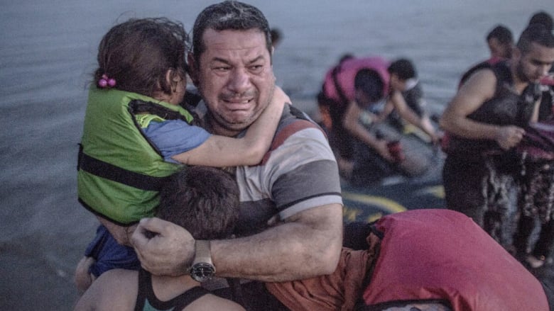 بالصور... معاناة اللاجئين السوريين في أوروبا