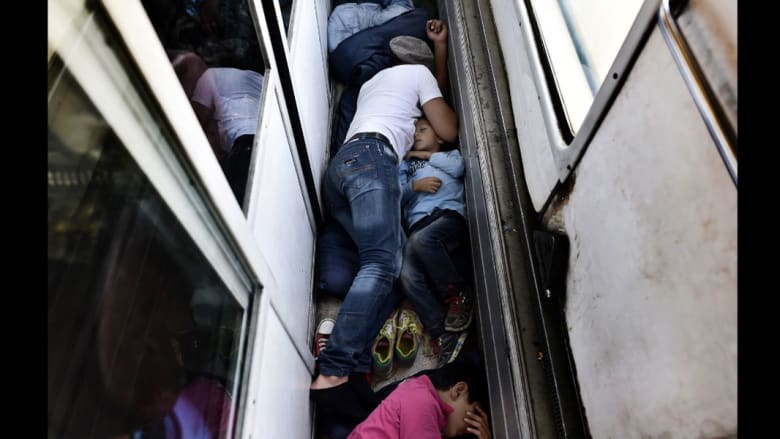 بالصور... معاناة اللاجئين السوريين في أوروبا