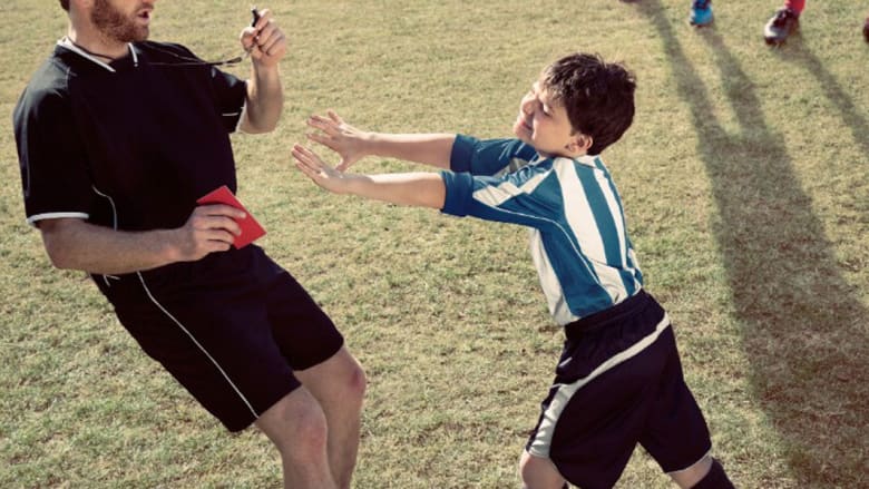 بالصور.. من نطحة زيدان ليد مارادونا وعضة سواريز.. أطفال يقلدون لحظات مخزية بتاريخ كرة القدم