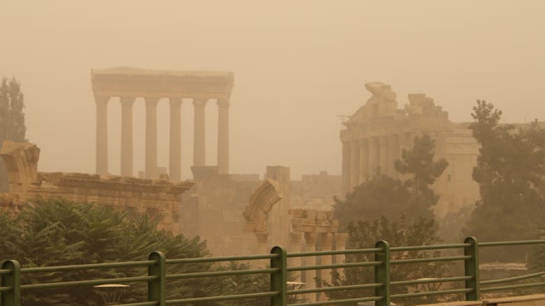 الآثار الرومانية في مدينة بعلبك في وادي البقاع خلال العاصفة الرملية