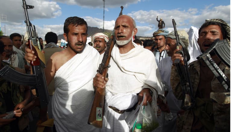 بالصور.. الحوثيون وأنصارهم يتظاهرون ضد السعودية بملابس الإحرام والسلاح والقات 