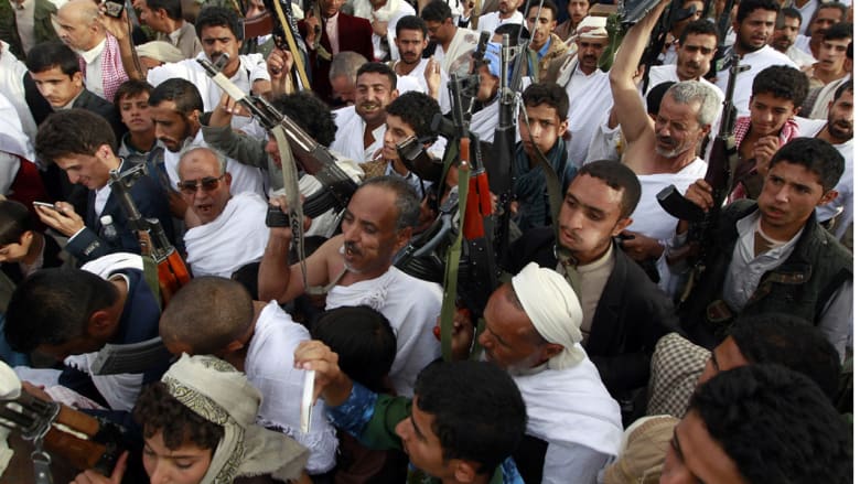 بالصور.. الحوثيون وأنصارهم يتظاهرون ضد السعودية بملابس الإحرام والسلاح والقات 