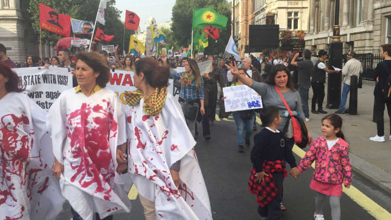 بالصور.. مسيرة مؤيدة للأكراد في لندن ببريطانيا