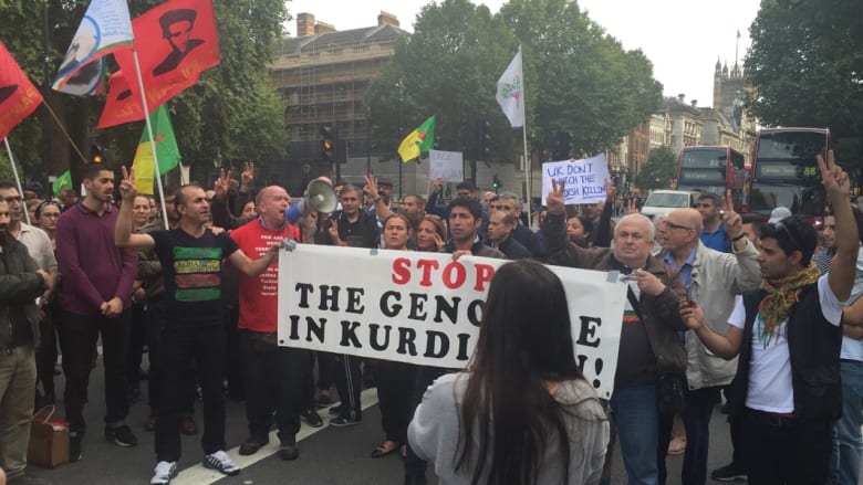 بالصور.. مسيرة مؤيدة للأكراد في لندن ببريطانيا