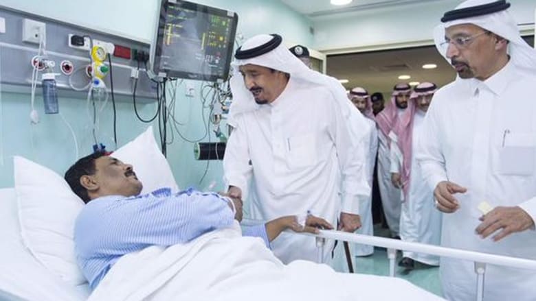 الملك سلمان في زيارة للمصابين في حادثة سقوط الرافعة بالحرم المكي