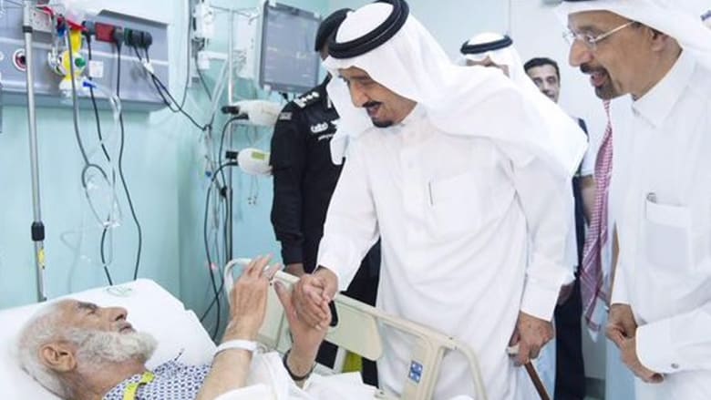 الملك سلمان في زيارة للمصابين في حادثة سقوط الرافعة بالحرم المكي