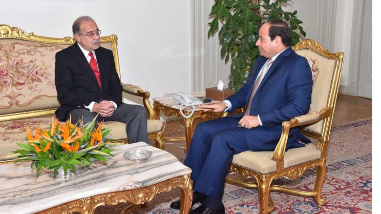 رئيس الوزراء المصري المكلف ينفي تعيينه لزوجته في "إنبي".. ويدافع عن صوره مع المتهم في قضية "الفساد الكبرى"