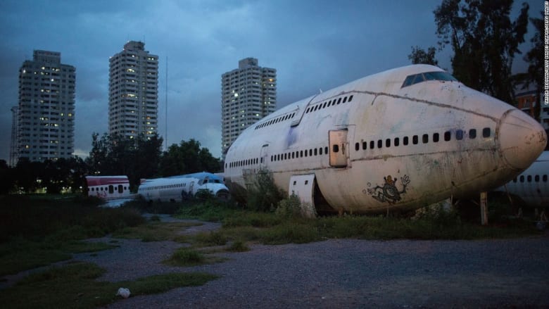 مقبرة للطائرات تتحول لملجأ للمشردين ووجهة للمسافرين