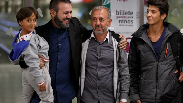 عرقلة لاجئ سوري من مصورة مجرية تنقله إلى تدريب كرة القدم في إسبانيا 
