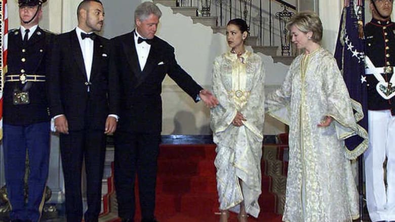 هيلاري كلينتون ترتدي القفطان المغربي في زيارة للقصر الملكي بالمغرب