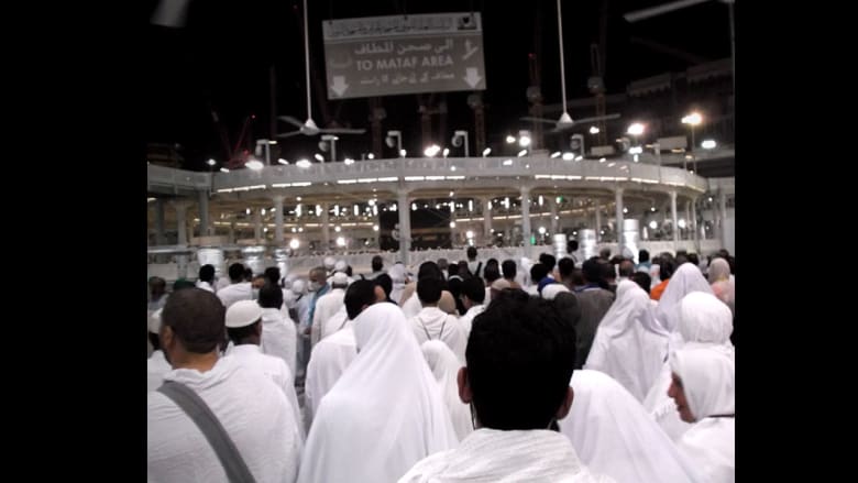 "يوميات حاج" بعدسة CNN.. مشاهد روحانية من مكة والمدينة كأنك برفقته