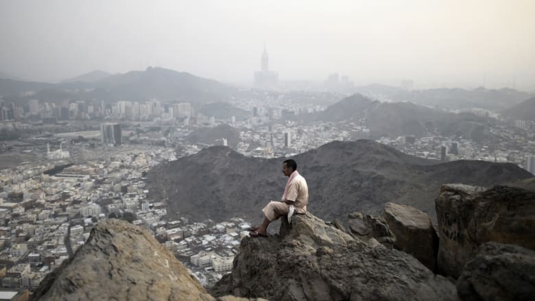 حاج مسلم ينظر إلى مكة المكرمة من أعلى جبل النور
