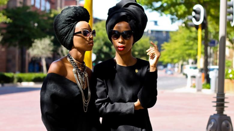 بالصور... شابتان تعيدان تشكيل الأزياء في بوتسوانا 