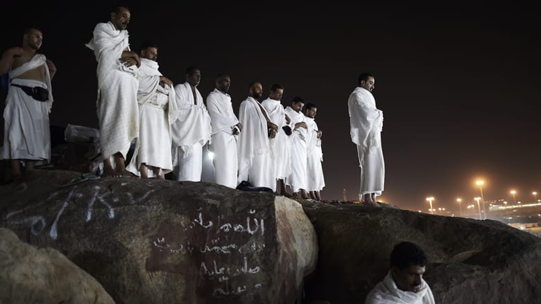 حجيج يؤدون الصلاة على جبل عرفات