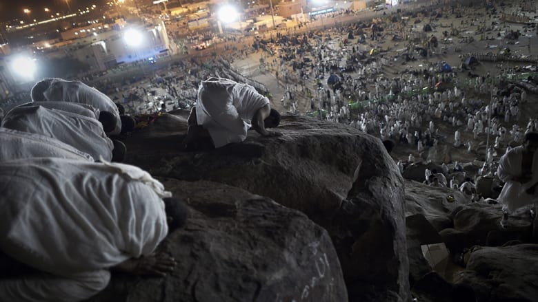 حجيج يؤدون الصلاة على جبل عرفات