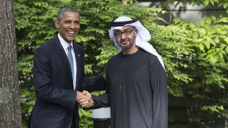 أوباما وولي عهد أبوظبي محمد بن زايد آل نهيان خلال لقاء قمة مع قادة مجلس التعاون الخليجي في كامب ديفيد