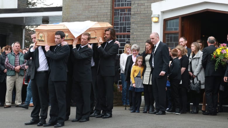 الممثل جيم كاري يحمل نعش صديقته السابقة في جنازتها