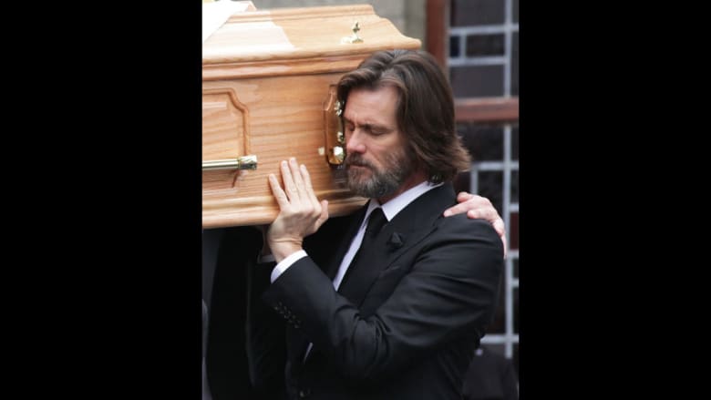 الممثل جيم كاري يحمل نعش صديقته السابقة في جنازتها