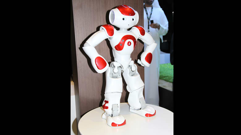 كعكة زفاف بالأضواء ومرآة لتغيير الشكل وروبوتات راقصة.. في معرض "جيتكس" للتكنولوجيا