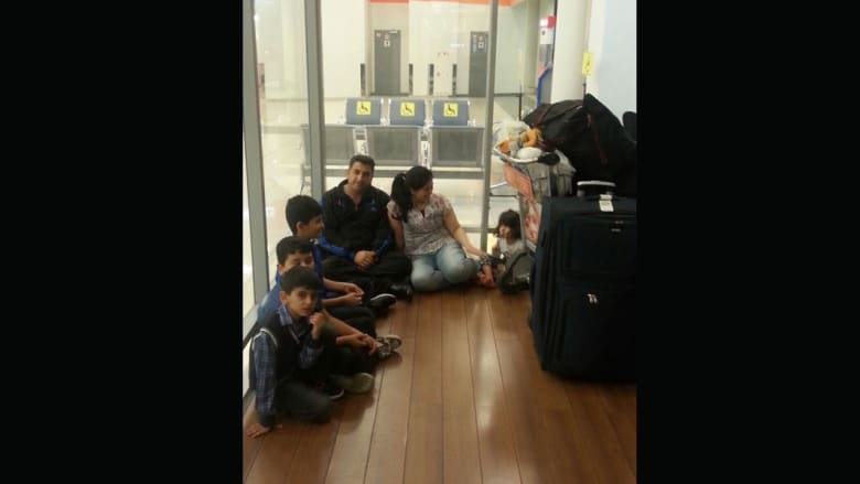 شاهد كيف تعيش عائلة كردية بمطار في روسيا منذ قرابة الشهرين