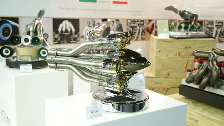 أجهزة صوت على شكل عوادم سيارات وعربات مصفحة بمعرض دبي الدولي للسيارات