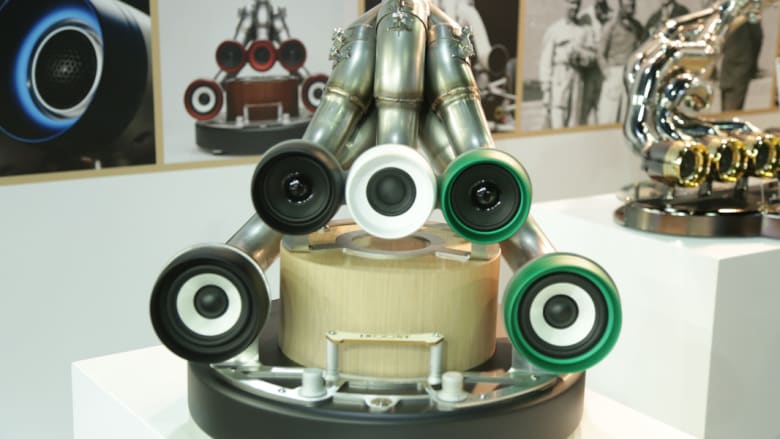 أجهزة صوت على شكل عوادم سيارات وعربات مصفحة بمعرض دبي الدولي للسيارات