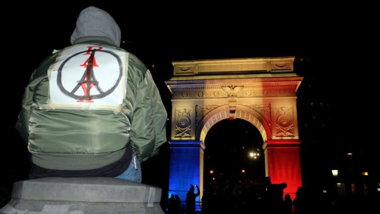 رمز يدمج بين برج إيفل وعلامة السلام..بعد هجمات باريس الارهابية
