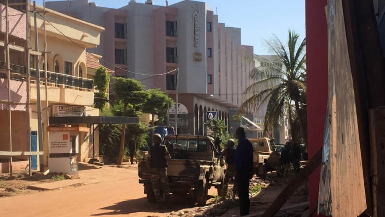 مشاهد لأزمة احتجاز الرهائن بفندق في مالي