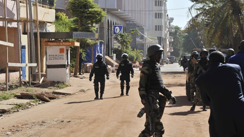مشاهد لأزمة احتجاز الرهائن بفندق في مالي