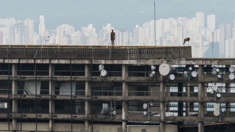 هل هؤلاء رجال يلقون بأنفسهم من أسطح مباني العالم؟ انظر مجددا!